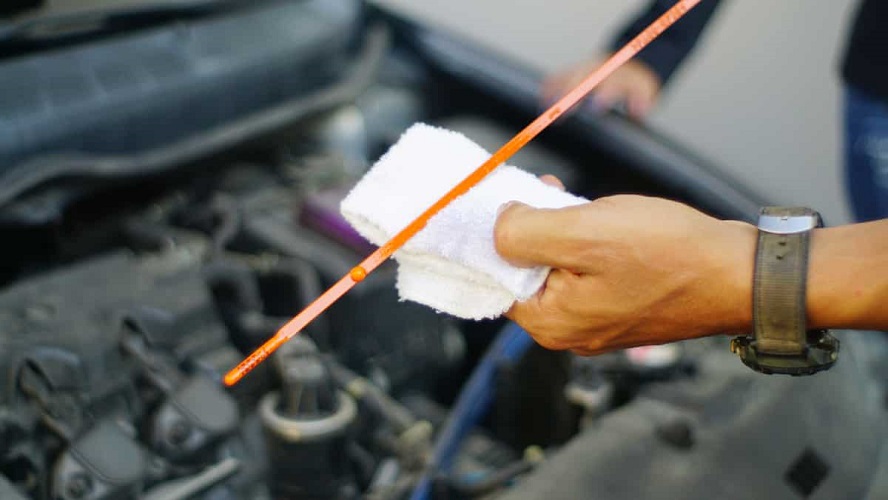 Huile qui brûle dans une voiture : causes et comment y remédier