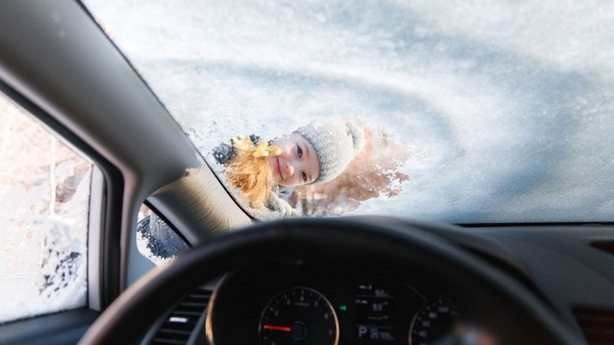 Comment enlever rapidement la glace d’un pare-brise ?