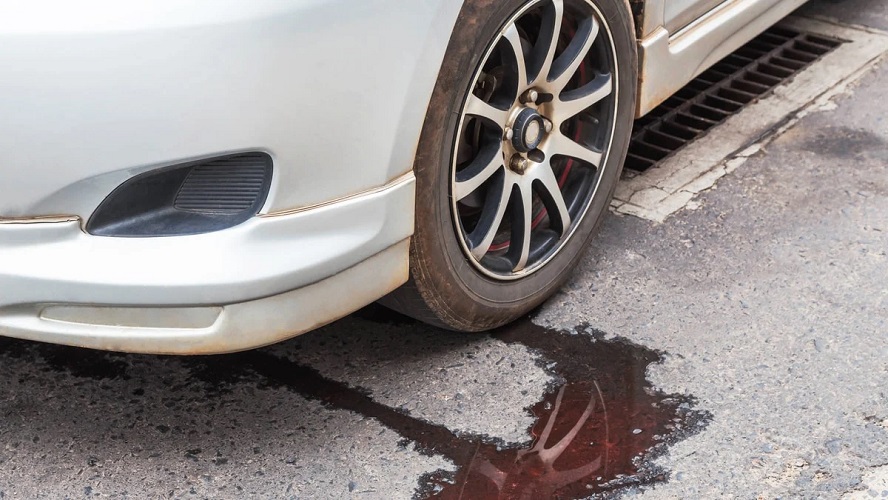 Liquide qui fuit dans une voiture : causes et comment identifier le liquide