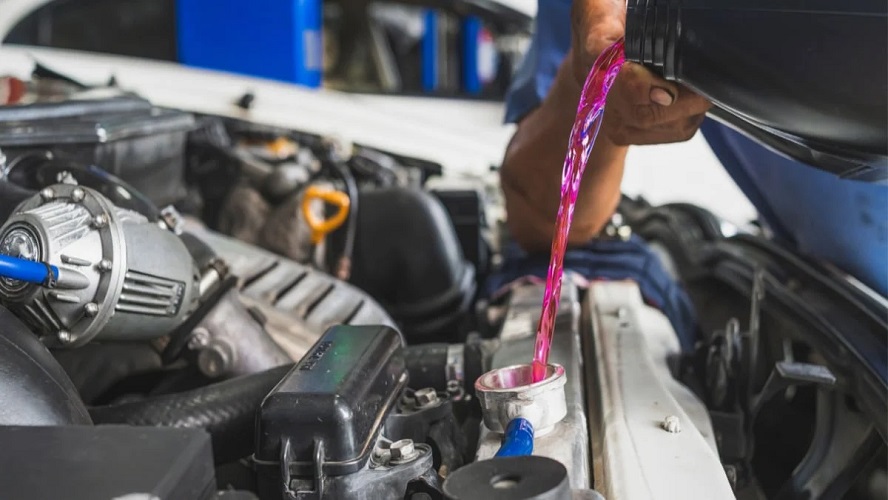 Quelle quantité de liquide de refroidissement une voiture contient-elle ?