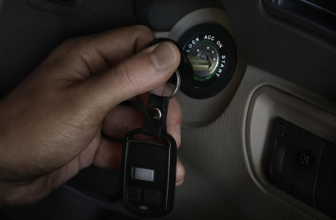 How to Start a Car Without a Key: Navigating Keyless Solutions插图3