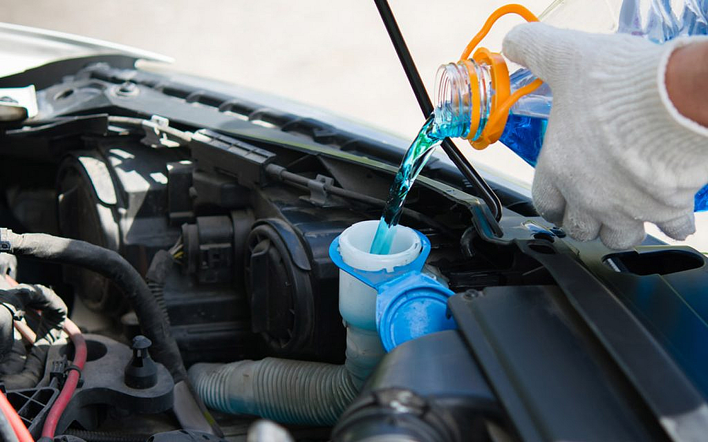 Maintaining a Clean Windshield: Replenishing Washer Fluid插图3