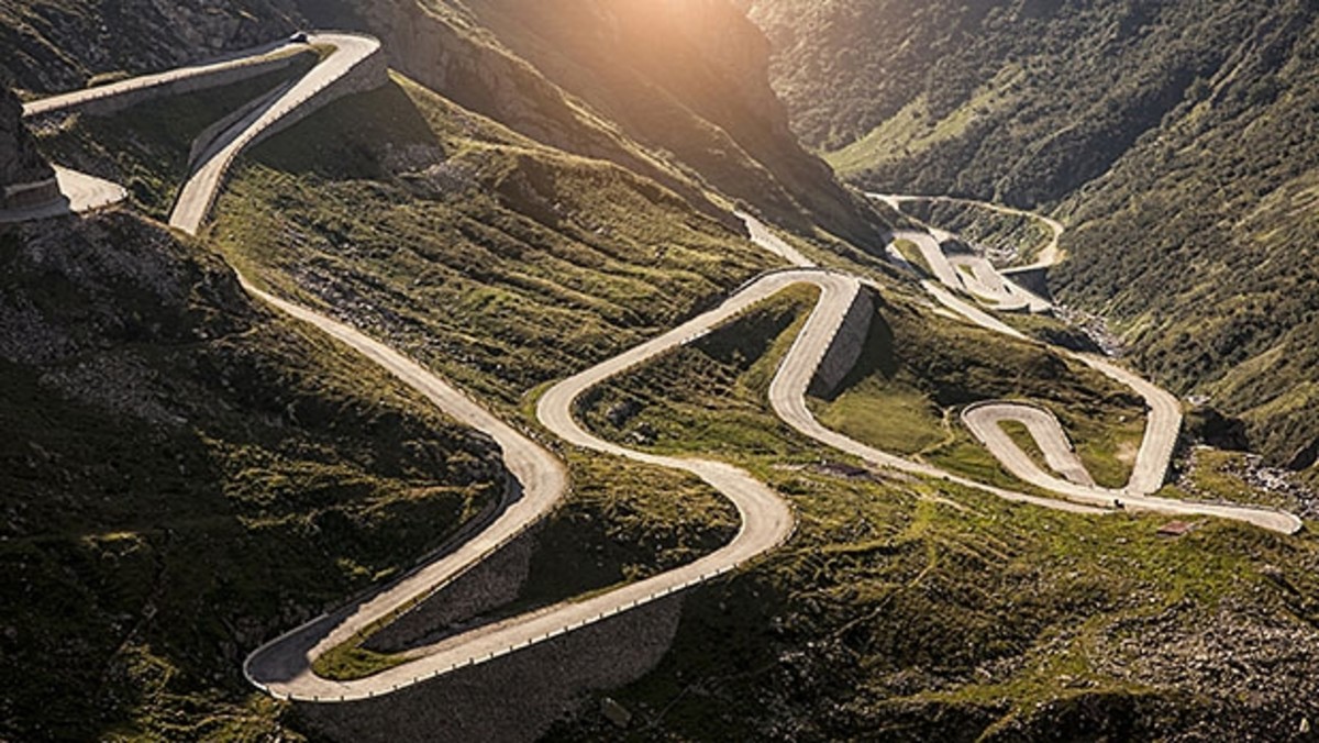 Twists and Turns: Discovering the World’s Most Breathtaking Motorcycle Roads插图5