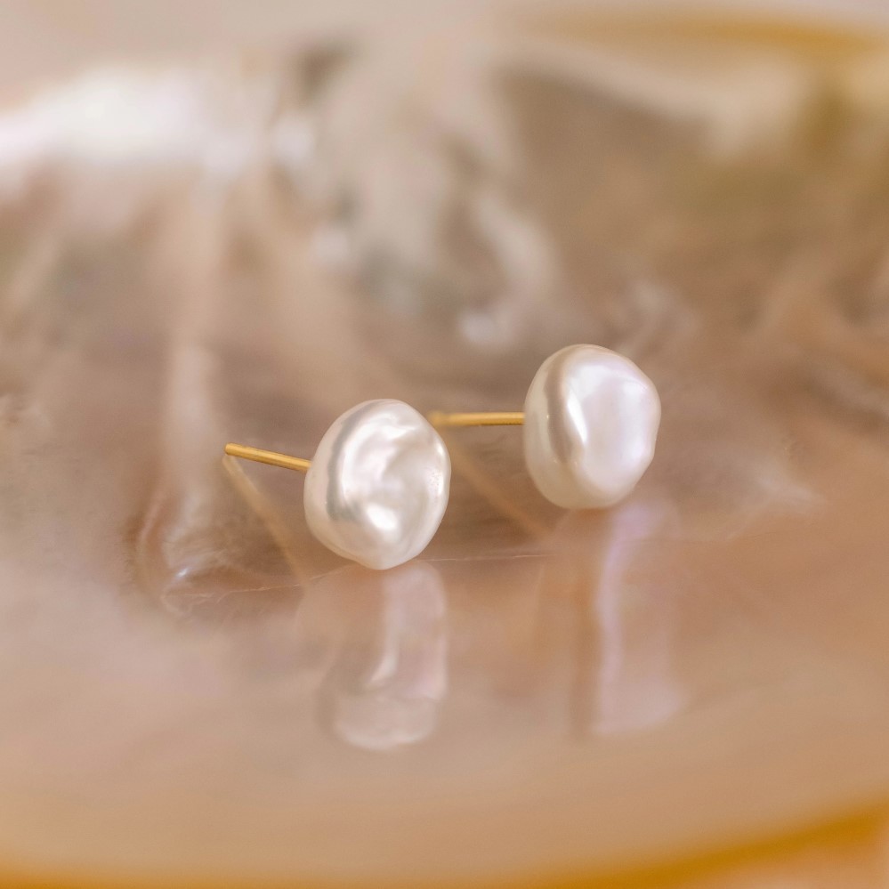 Pearl Stud Earrings: The Accessory Every Woman Should Own