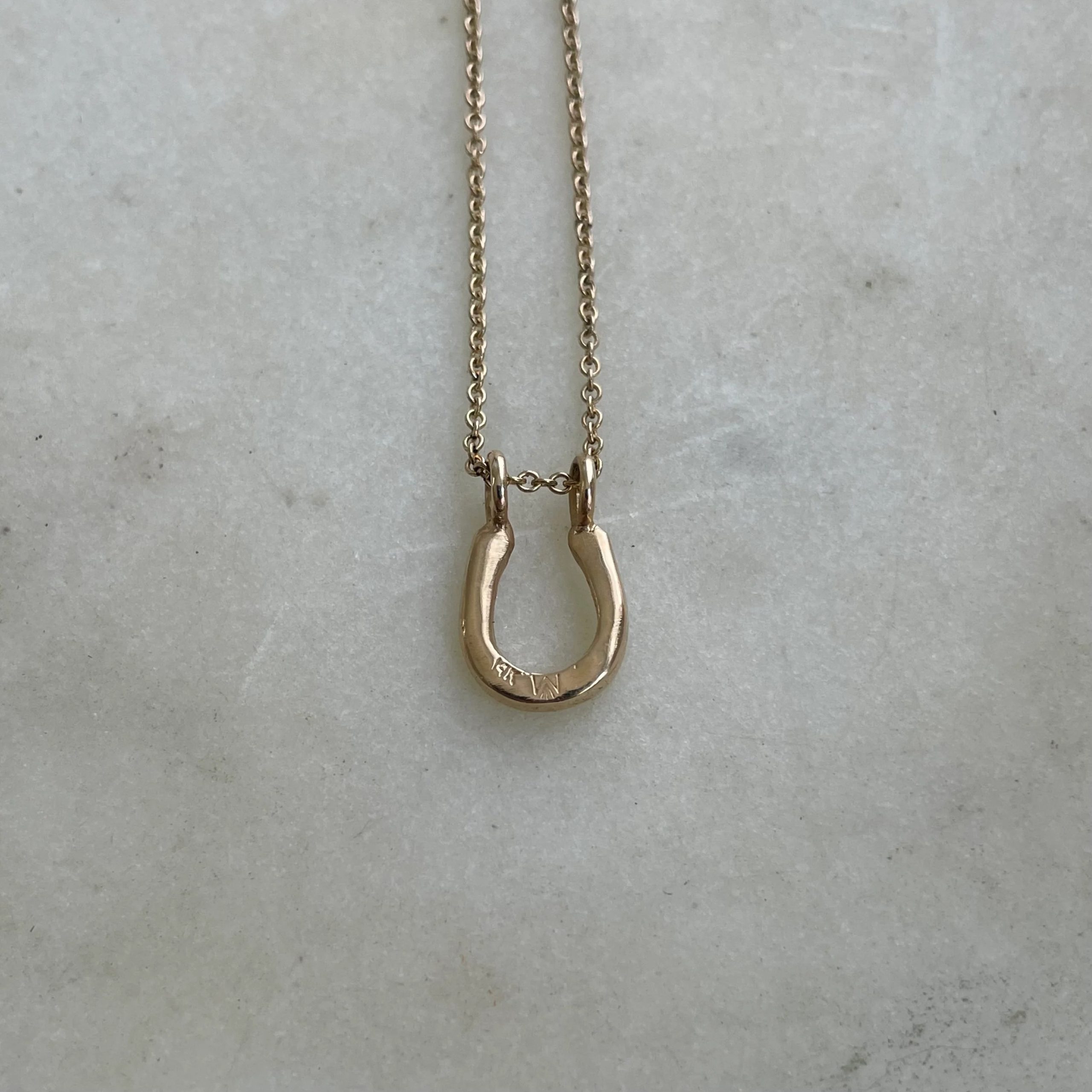 horseshoe pendant gold