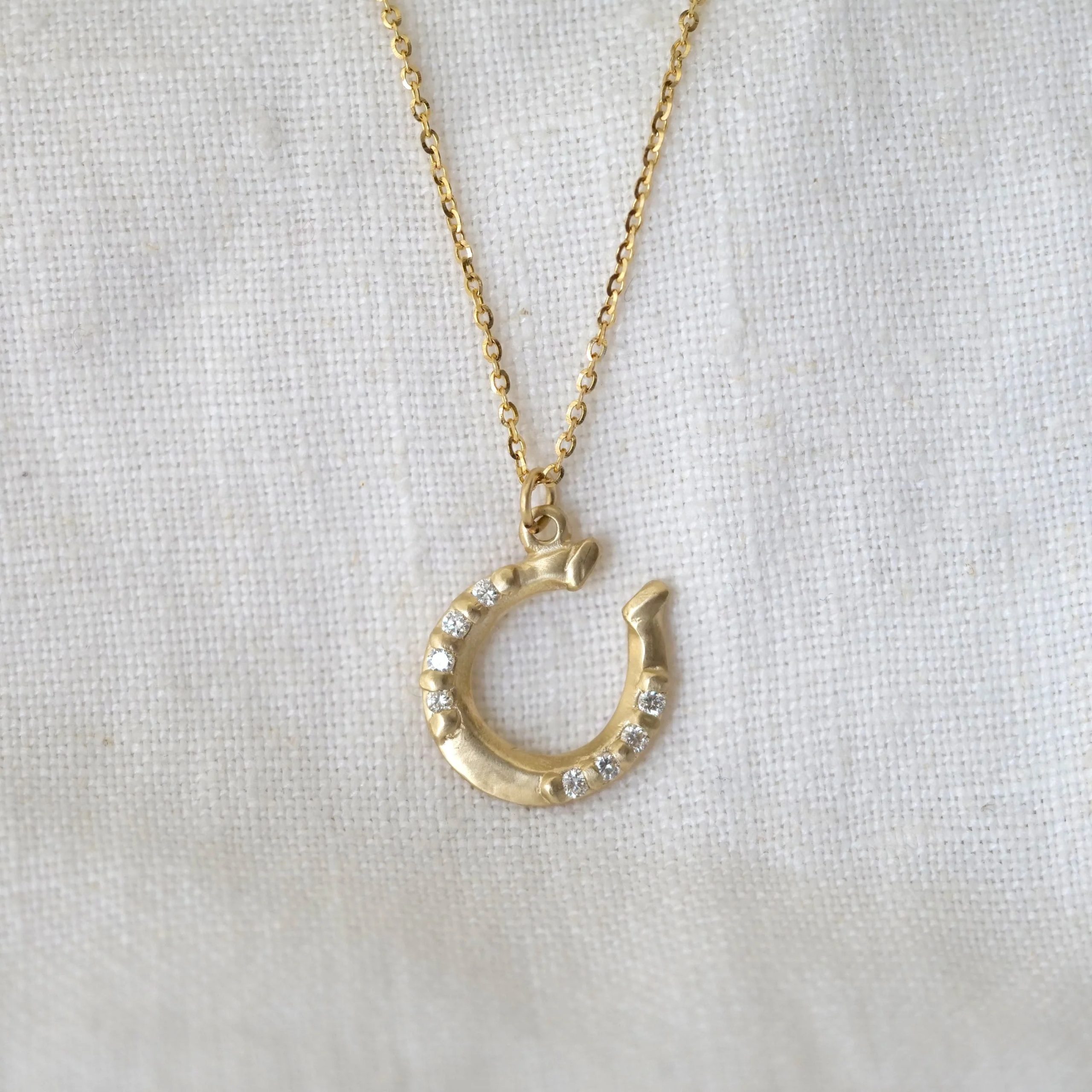 horseshoe pendant gold