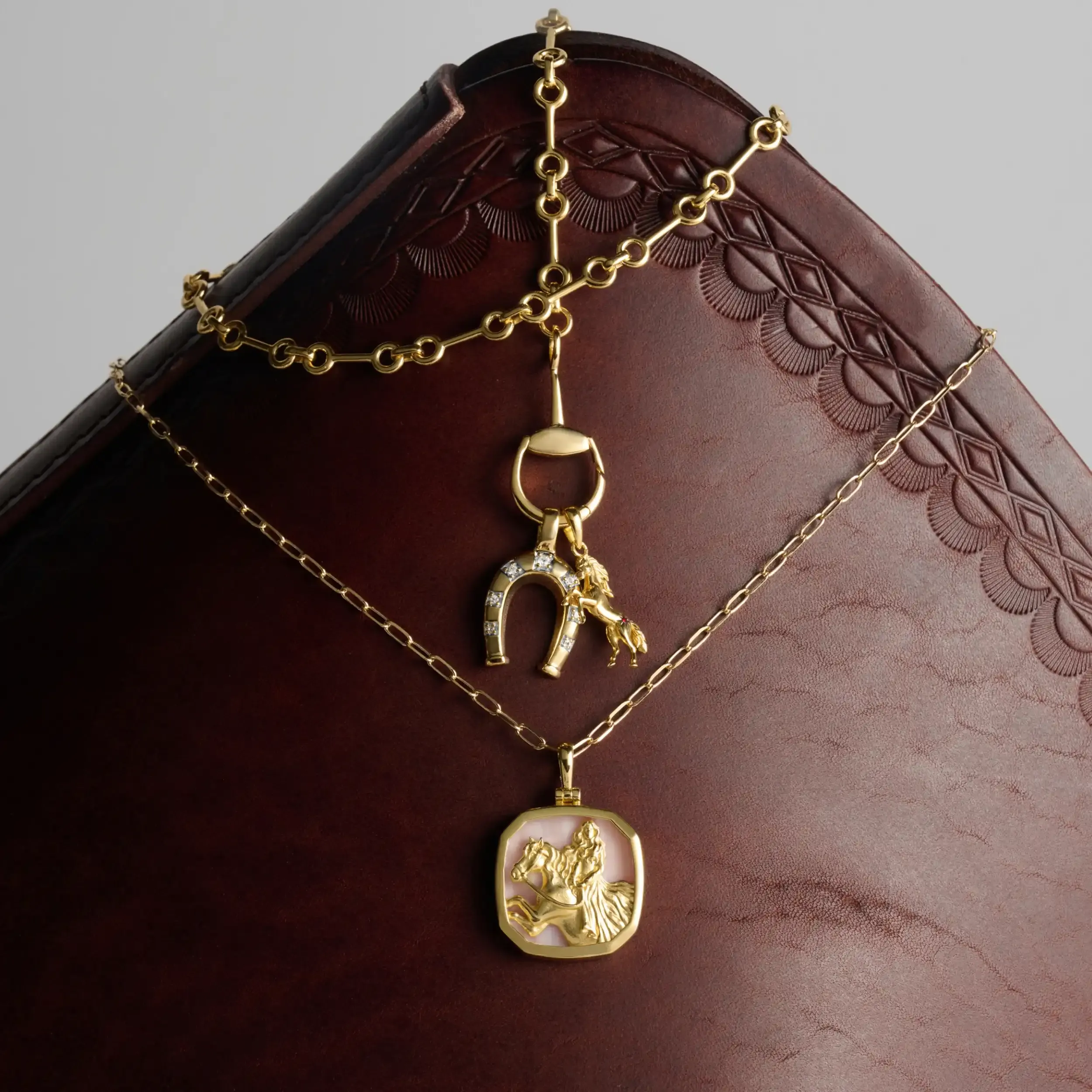horseshoe pendant gold